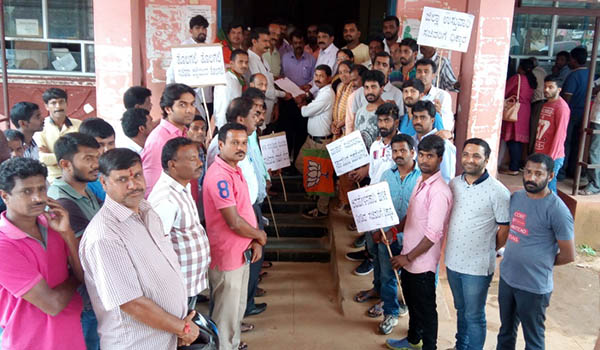 ಮೋದಿ ವಿರುದ್ದ ಅಶ್ಲೀಲ ಹೇಳಿಕೆ ಖಂಡಿಸಿ ಸಚಿವರ ಪ್ರತಿಕೃತಿ ದಹನ